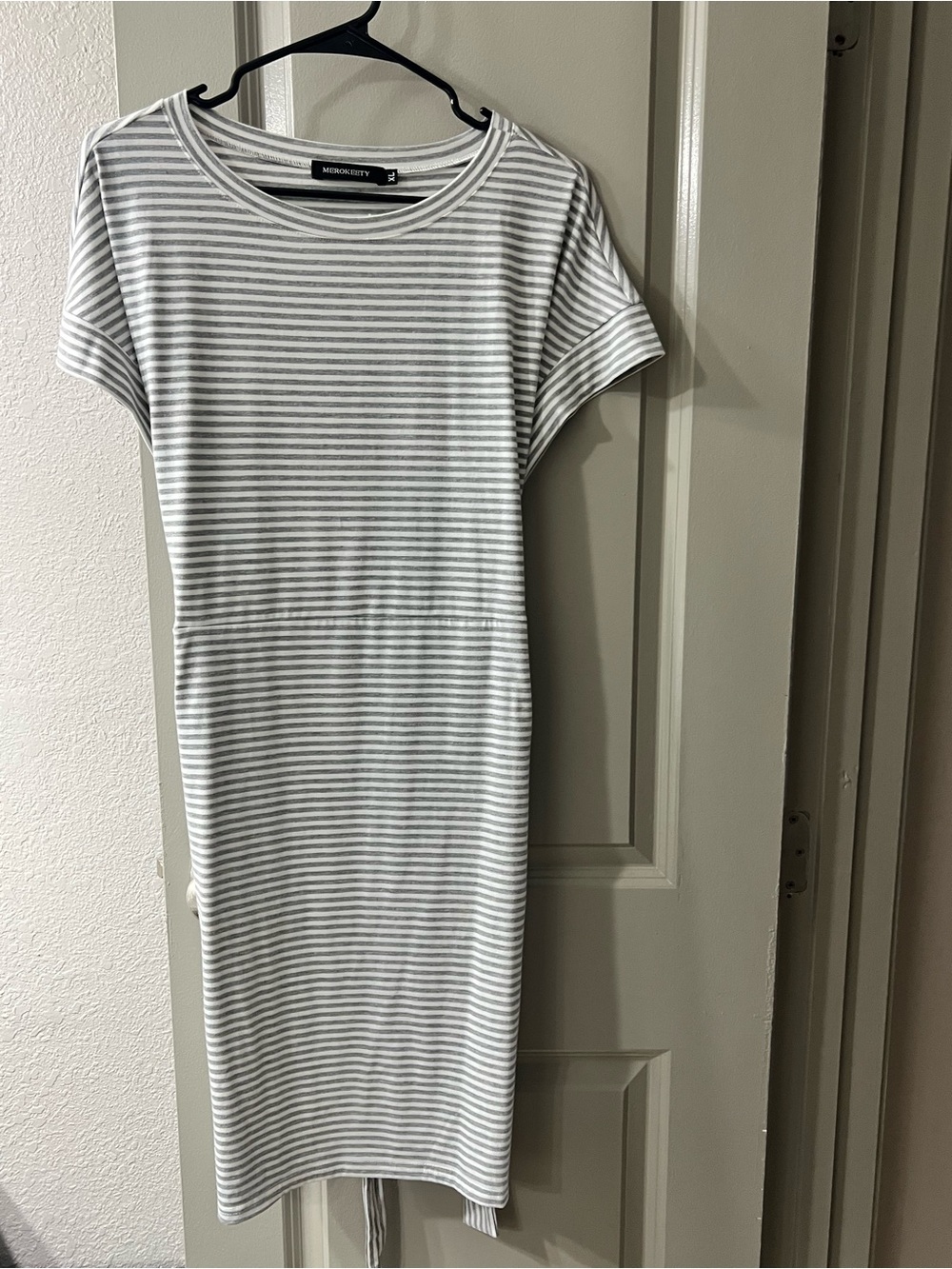 Striped Short Sleeve Midi Tee Dress in White and Light Gray